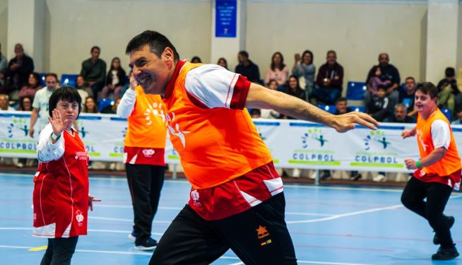 Persones amb diversitat funcional jugant un partit de colpbol. Persones amb diversitat funcional jugant un partit de colpbol.