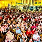 Afición en la Plaza del Pueblo de Foios, localidad natal de Ferran Torres. Afición en la Plaza del Pueblo de Foios, localidad natal de Ferran Torres.