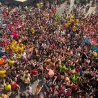 Decenas de personas se congregan frente al ayuntamiento de Sagunt en el acto de la 'Xopà'. Decenas de personas se congregan frente al ayuntamiento de Sagunt en el acto de la 'Xopà'.