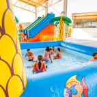 Varios niños y niñas disfrutan de los hinchables acuáticos instalados en la Pista Jardín de l'Alcora, dentro de la programación 'Estiu Viu 2026'. Varios niños y niñas disfrutan de los hinchables acuáticos instalados en la Pista Jardín de l'Alcora, dentro de la programación 'Estiu Viu 2026'.