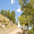 Camino de acceso al Cerro de Sopeña, con la torre del Fuerte de la Estrella al fondo. Camino de acceso al Cerro de Sopeña, con la torre del Fuerte de la Estrella al fondo.