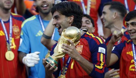 Ferran Torres sostiene la Copa del Mundo tras el título de España ante Argentina. / EFE-EPA-WILL OLIVER Ferran Torres sostiene la Copa del Mundo tras el título de España ante Argentina. / EFE-EPA-WILL OLIVER