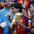 Ferran Torres sostiene la Copa del Mundo tras el título de España ante Argentina. / EFE-EPA-WILL OLIVER Ferran Torres sostiene la Copa del Mundo tras el título de España ante Argentina. / EFE-EPA-WILL OLIVER
