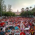 Cientos de personas disfrutaron del partido en la Glorieta de Sagunt. Cientos de personas disfrutaron del partido en la Glorieta de Sagunt.