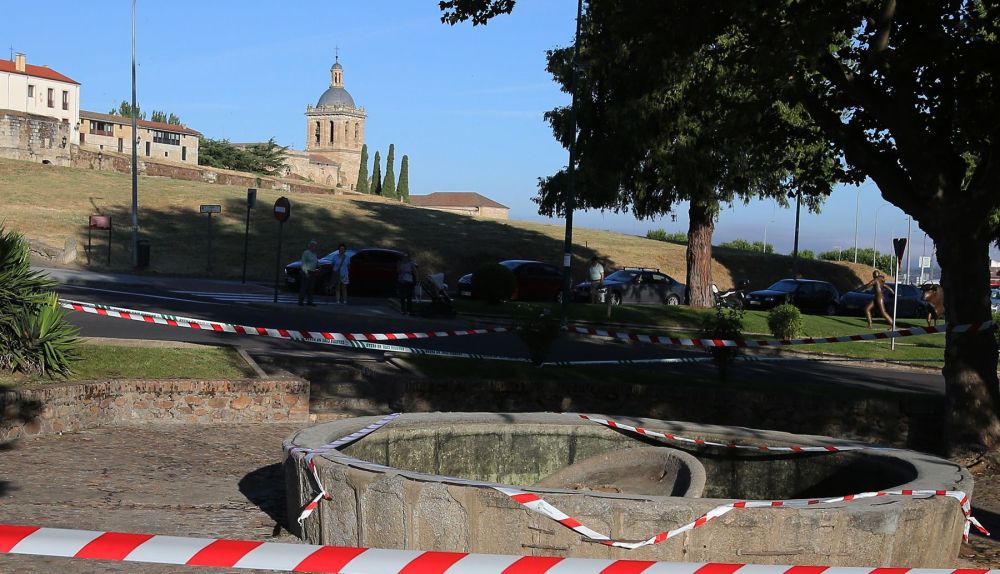 Una persona ha fallecido y otra ha resultado herida esta madrugada tras el derrumbe de la fuente de la Glorieta del Árbol Gordo, en Ciudad Rodrigo (Salamanca), durante las celebraciones por el Mundial. / EFE-J.M. García Una persona ha fallecido y otra ha resultado herida esta madrugada tras el derrumbe de la fuente de la Glorieta del Árbol Gordo, en Ciudad Rodrigo (Salamanca), durante las celebraciones por el Mundial. / EFE-J.M. García