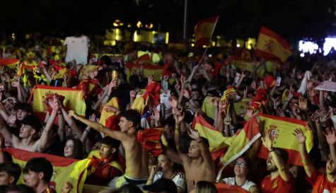 Aficionados celebran en la plaza de Colón de Madrid la victoria de la selección española. / EFE-J.J.Guillen Aficionados celebran en la plaza de Colón de Madrid la victoria de la selección española. / EFE-J.J.Guillen