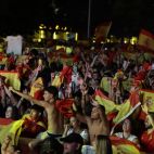 Aficionados celebran en la plaza de Colón de Madrid la victoria de la selección española. / EFE-J.J.Guillen Aficionados celebran en la plaza de Colón de Madrid la victoria de la selección española. / EFE-J.J.Guillen