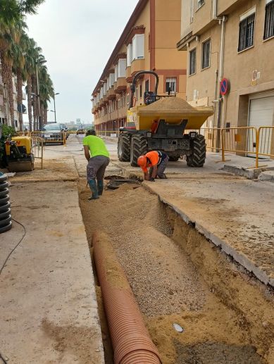 Operarios trabajan en la reposición de la red de alcantarillado en la calle Doctor Ferran de Alfafar. / Veolia Operarios trabajan en la reposición de la red de alcantarillado en la calle Doctor Ferran de Alfafar. / Veolia
