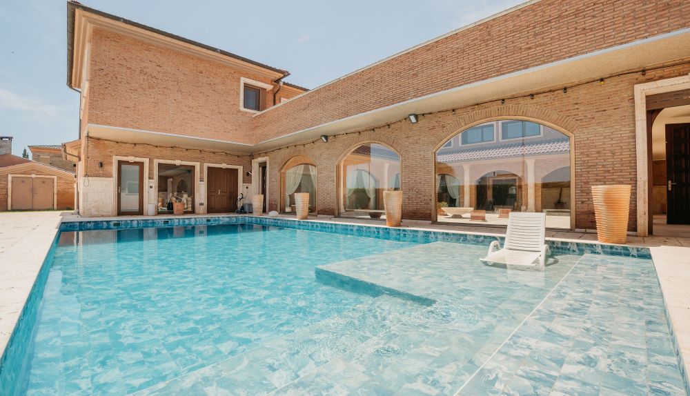 Piscina y fachada de una de las propiedades comercializadas por Lion Capital Group. / Lion Capital Group Piscina y fachada de una de las propiedades comercializadas por Lion Capital Group. / Lion Capital Group