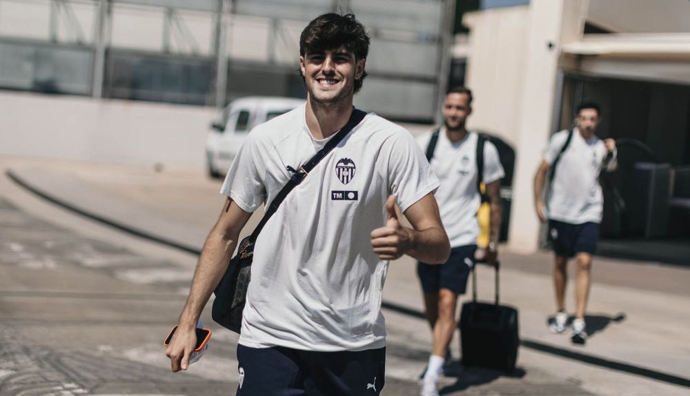 Un jugador del València CF a l'arribada de l'equip a la Ciutat Esportiva de Paterna en el marc de la pretemporada / À Punt Un jugador del València CF a l'arribada de l'equip a la Ciutat Esportiva de Paterna en el marc de la pretemporada / À Punt