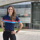 Gema Payà, presentadora de 'Valencians sobre rodes', a l'exterior de les instal·lacions d'À Punt / À Punt Gema Payà, presentadora de 'Valencians sobre rodes', a l'exterior de les instal·lacions d'À Punt / À Punt