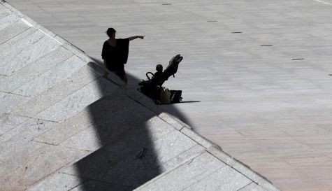 Varias personas situadas en la sombra. Varias personas situadas en la sombra.