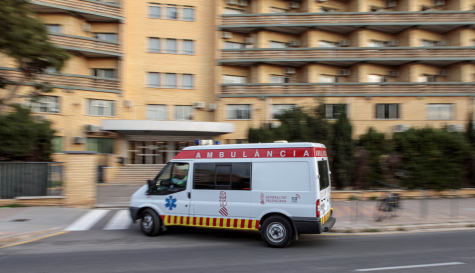 Imagen de archivo de una ambulancia. EFE/Biel Alino Imagen de archivo de una ambulancia. EFE/Biel Alino