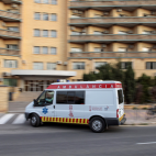 Imagen de archivo de una ambulancia. EFE/Biel Alino