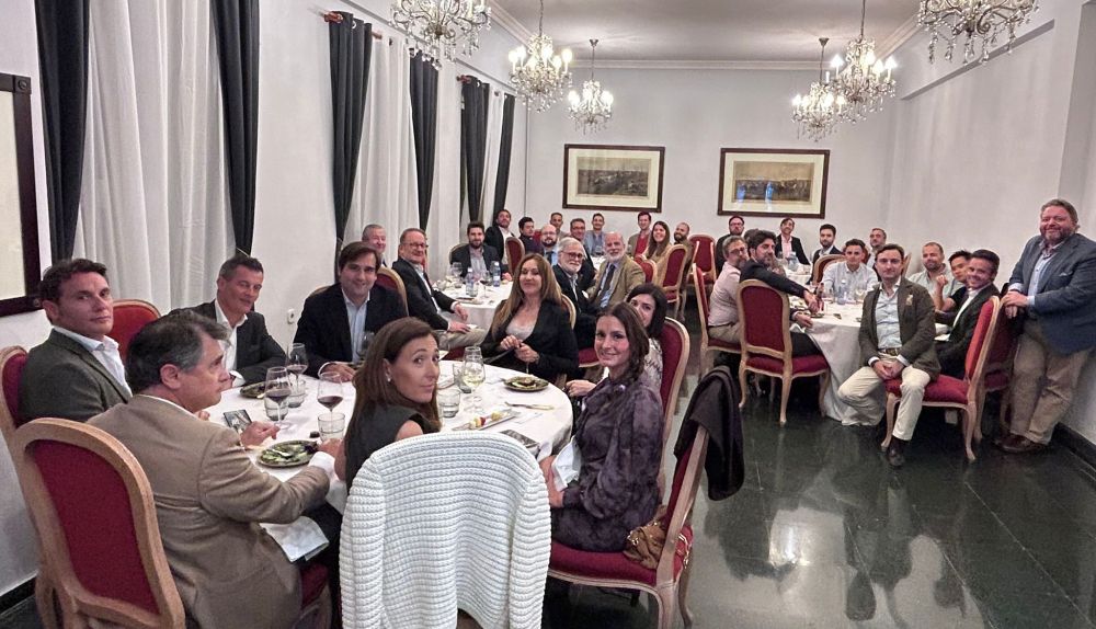 Los socios de la sección joven del Casino de Agricultura, durante la cena anual de Caza que puso fin al curso. / Casino de Agricultura Los socios de la sección joven del Casino de Agricultura, durante la cena anual de Caza que puso fin al curso. / Casino de Agricultura
