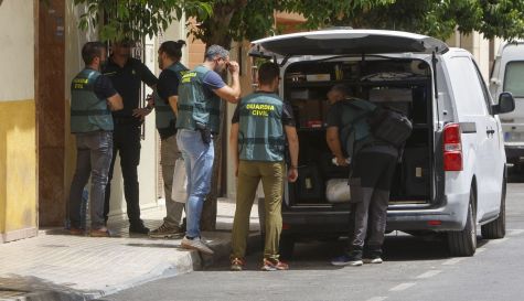 Efectivos de la Guardia Civil, encargados de la investigación del suceso ocurrido en Almoradí. / EFE-Morell Efectivos de la Guardia Civil, encargados de la investigación del suceso ocurrido en Almoradí. / EFE-Morell