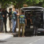 Efectivos de la Guardia Civil, encargados de la investigación del suceso ocurrido en Almoradí. / EFE-Morell Efectivos de la Guardia Civil, encargados de la investigación del suceso ocurrido en Almoradí. / EFE-Morell