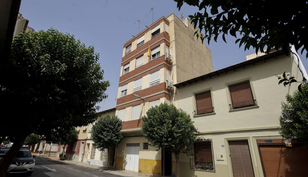 Vista general del edificio de Almoradí donde la Guardia Civil investiga la muerte de una mujer como posible crimen machista. / EFE-Morell Vista general del edificio de Almoradí donde la Guardia Civil investiga la muerte de una mujer como posible crimen machista. / EFE-Morell
