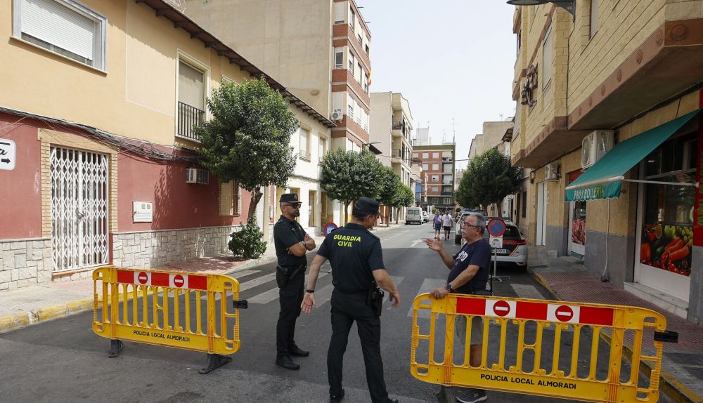 La Guardia Civil investiga como posible crimen machista la muerte de una mujer en Almoradí. / EFE-Morell La Guardia Civil investiga como posible crimen machista la muerte de una mujer en Almoradí. / EFE-Morell