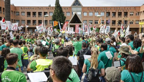 Imagen de archivo de profesores concentrados a las puertas de la Conselleria de Educación durante las negociaciones con la Generalitat. / EFE-Ana Escobar Imagen de archivo de profesores concentrados a las puertas de la Conselleria de Educación durante las negociaciones con la Generalitat. / EFE-Ana Escobar