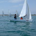Varios alumnos navegan en el mar durante una jornada de la Escuela de Vela del Real Club Náutico de Valencia. / Escuela de Vela del Club Náutico Campello