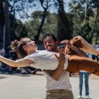 Dos bailarines durante una de las piezas de danza contemporánea del Festival CalleContemporánea Bejís, celebrado en espacios abiertos del municipio.