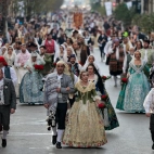 Falleras y falleros participan en la Ofrenda floral a la Virgen de los Desamparados, el acto más devoto y multitudinario de las Fallas de Valencia.