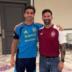 Ferran Torres, junto a su peluquero de confianza, el valenciano Nando Díaz.