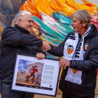 Pedro Cuesta y Mario Alberto Kempes, ante uno de los murales de la Ruta de Arte Urbano del Valencia CF en Utiel.