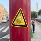 Una de las pegatinas en la zona de la estación del metro de La Canyada.