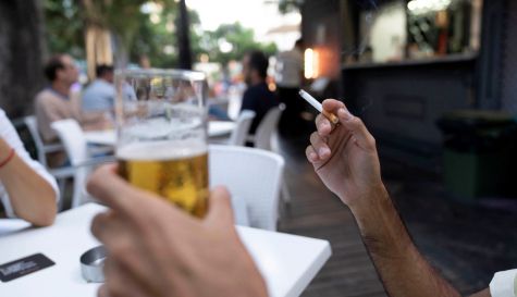 Una persona sostiene un cigarrillo en la terraza de en un bar. / EFE-Miguel Barreto-Archivo