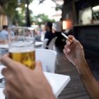 Una persona sostiene un cigarrillo en la terraza de en un bar. / EFE-Miguel Barreto-Archivo