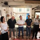 Juan Antonio Sagredo, Jesús Fernández, Jesús María González, Víctor Barbeta y representantes de las asociaciones implicadas, durante la presentación del nuevo emplazamiento de la futura Casa Aspanion en Paterna. / Ayuntamiento de Paterna