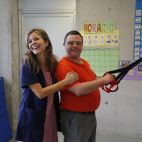 Una profesional de APSA acompaña a un usuario durante un ejercicio de rehabilitación con bandas elásticas. / APSA