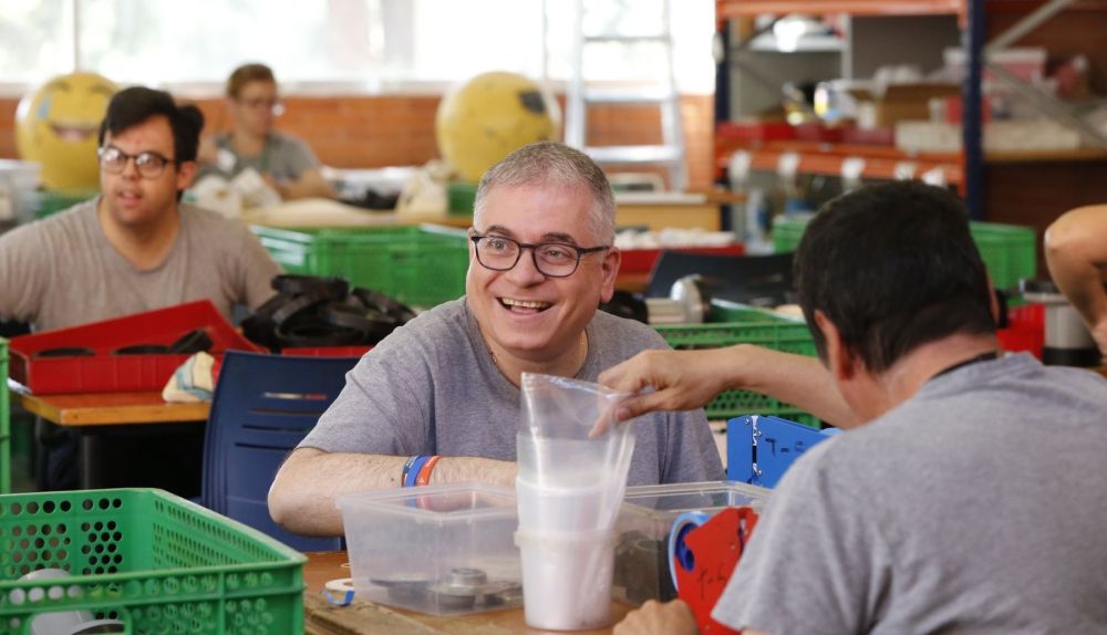 Un usuario de APSA durante una jornada de trabajo en el taller ocupacional de la entidad. / APSA Un usuario de APSA durante una jornada de trabajo en el taller ocupacional de la entidad. / APSA