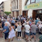 Numerosos vecinos participan en la inauguración de La Tiendica de Valbona, el cuarto establecimiento rural impulsado por la Cooperativa de Viver. Numerosos vecinos participan en la inauguración de La Tiendica de Valbona, el cuarto establecimiento rural impulsado por la Cooperativa de Viver.