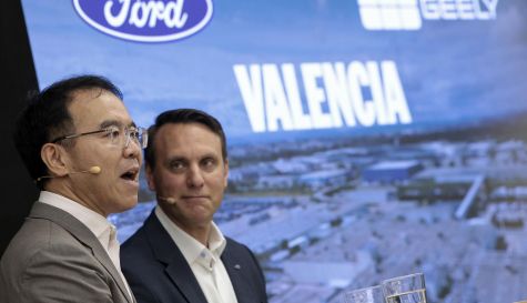 El president de Ford Europa, Jim Baumbick, i el vicepresident de Geely, Victor Young. El president de Ford Europa, Jim Baumbick, i el vicepresident de Geely, Victor Young.