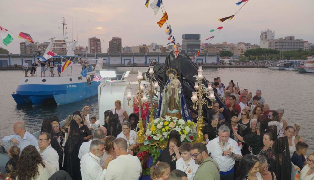 La imatge de la Mare de Déu del Carme, entre flors i llums, durant la processó marinera pel port del Grau de Castelló. / À Punt La imatge de la Mare de Déu del Carme, entre flors i llums, durant la processó marinera pel port del Grau de Castelló. / À Punt