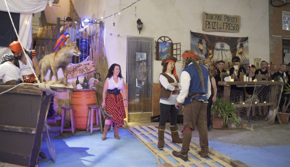 Ambientació pirata al carrer engalanat 'Pirates Bar', un dels espais participants en el concurs de carrers d'Alborache. / À Punt Ambientació pirata al carrer engalanat 'Pirates Bar', un dels espais participants en el concurs de carrers d'Alborache. / À Punt