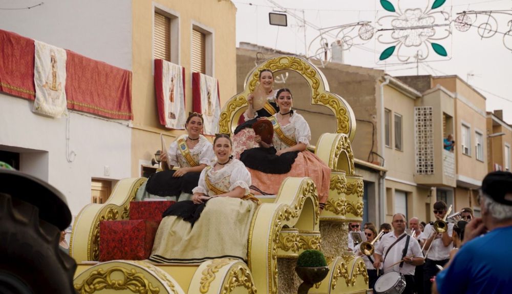 La carrossa amb les falleres majors i la seua cort desfila pels carrers de la Canyada. / À Punt La carrossa amb les falleres majors i la seua cort desfila pels carrers de la Canyada. / À Punt