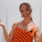 La presentadora Berta Báidez, davant del port, durant la gravació del programa al Grau de Castelló. / À Punt La presentadora Berta Báidez, davant del port, durant la gravació del programa al Grau de Castelló. / À Punt