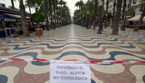 La explanada de Alicante cerrada por alerta meteorológica durante este jueves, que ha provocado varios reventones térmicos. La explanada de Alicante cerrada por alerta meteorológica durante este jueves, que ha provocado varios reventones térmicos.