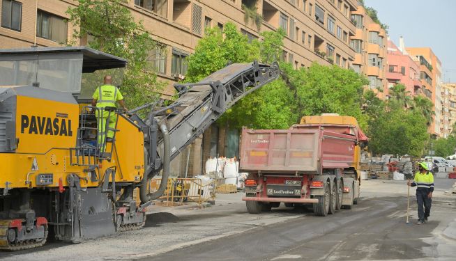 Catalá visita la obra en ejecución de Pérez Galdos, "la nueva forma de urbanismo, con más sombra y enfocado a los vecinos". Catalá visita la obra en ejecución de Pérez Galdos, "la nueva forma de urbanismo, con más sombra y enfocado a los vecinos".