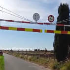 El nuevo gálibo instalado en el camino de la Ralla, con la señal de limitación de altura a 3 metros. El nuevo gálibo instalado en el camino de la Ralla, con la señal de limitación de altura a 3 metros.
