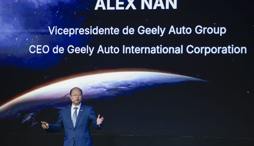 El vicepresidente de Geely Auto Group y director general de Geely Auto International Corporation, Alex Nan, durante la visita a la planta de Ford Almussafes. / EFE-Biel Aliño El vicepresidente de Geely Auto Group y director general de Geely Auto International Corporation, Alex Nan, durante la visita a la planta de Ford Almussafes. / EFE-Biel Aliño