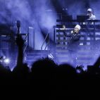 Neil Tennant, líder de Pet Shop Boys, durante su actuación en el Roig Arena de Valencia. / Roig Arena Neil Tennant, líder de Pet Shop Boys, durante su actuación en el Roig Arena de Valencia. / Roig Arena