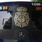 Un furgón de la Policía Nacional, cuerpo encargado de la investigación que ha derivado en la detención del gerente en Alicante.