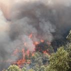 El incendio forestal de la Vall d'Uixó se descontrola: la Generalitat envía un ES-Alert, confina tres municipios y obliga a movilizar a la UME.
