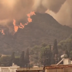 El incendio de la Vall d'Uixó da un salto crítico: confinamientos, desalojos y la UME en acción.