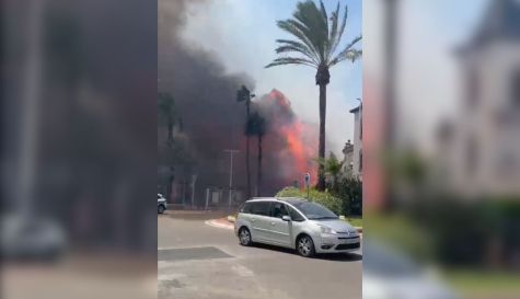 Alarma en Manises por un incendio junto al hospital y cerca de viviendas. Alarma en Manises por un incendio junto al hospital y cerca de viviendas.
